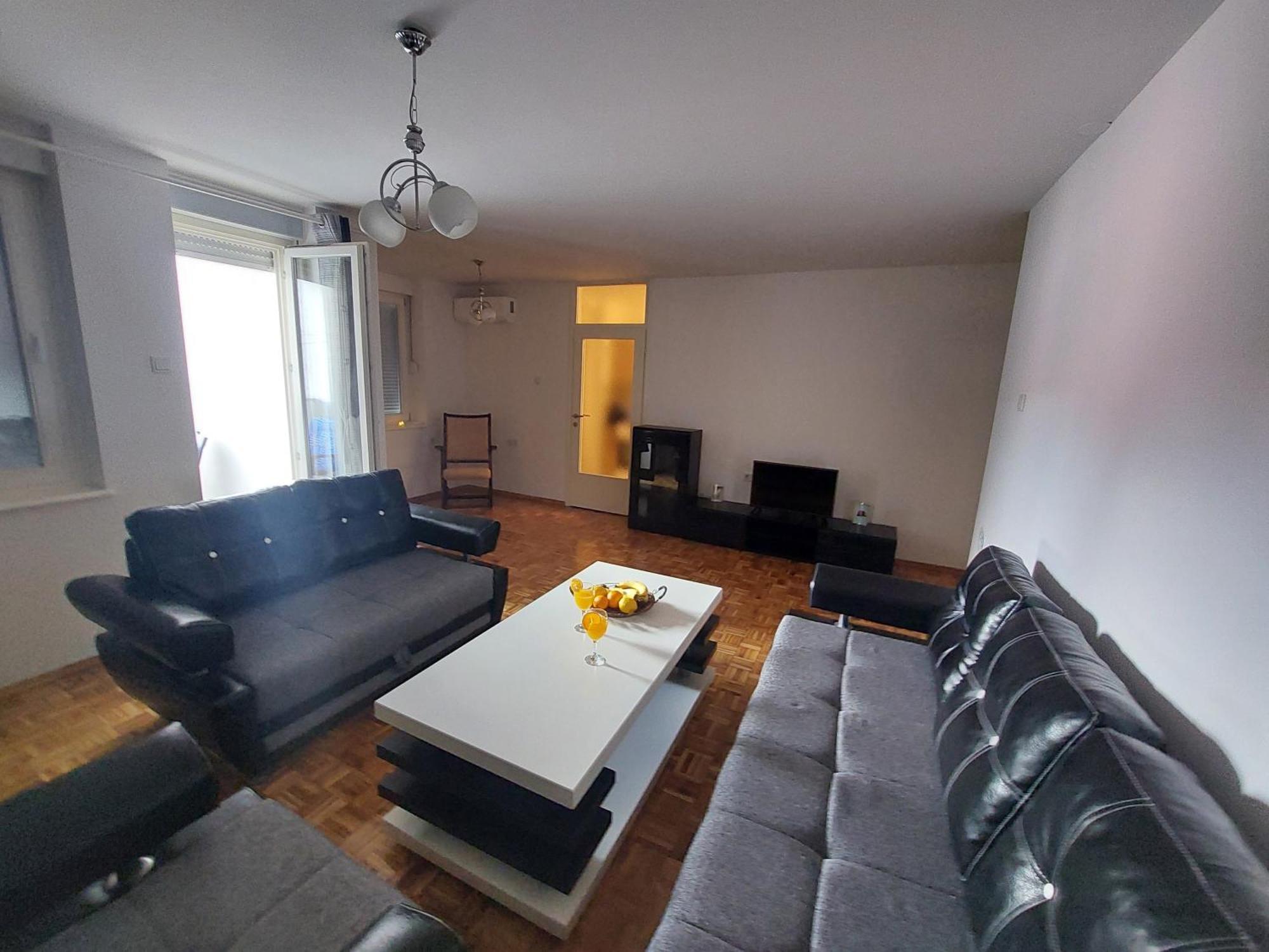Apartman Adi ヤイツェ エクステリア 写真